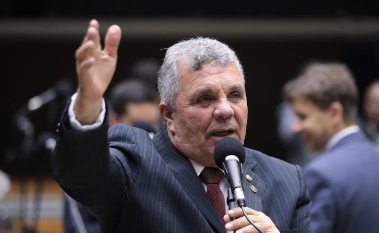 Deputado Alberto Fraga fala ao microfone