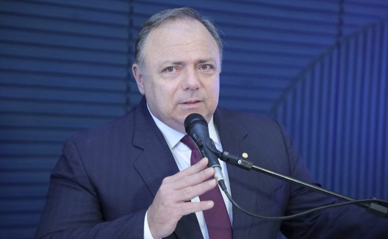 Deputado General Pazuello fala ao microfone