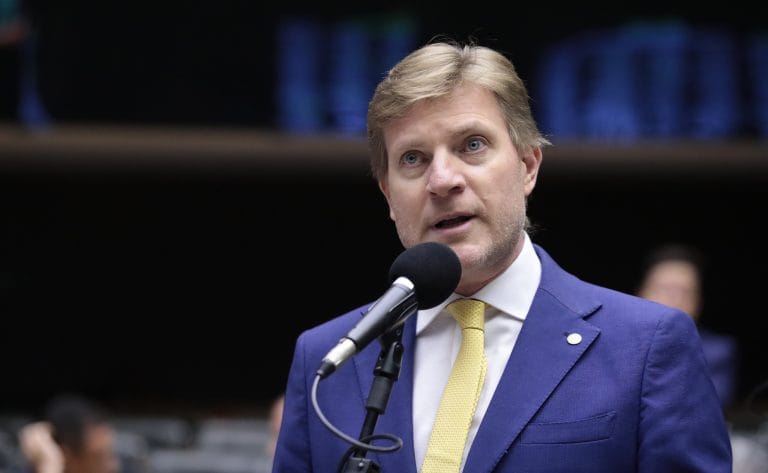 Deputado Padovani fala ao microfone