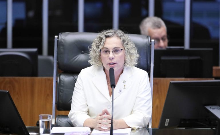 Deputada Ana Paula Lima fala ao microfone