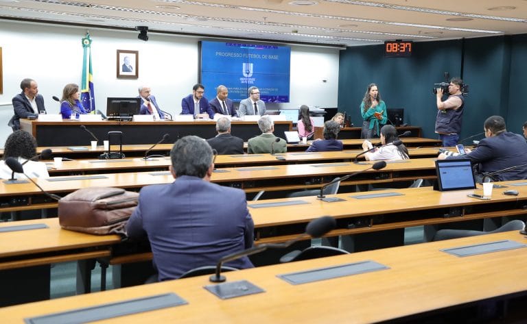 Audiência Pública - Situação dos Clubes Formadores de Futebol no Brasil. Vice-presidente - Associação Brasileira de Executivos de Futebol, Edgar Montemor; Diretora executiva - Diretoria do Pacto pelo Esporte, Daniela Castro; Dep. Bandeira de Mello (PSD - RJ); Secretário Nacional - Secretaria de Defesa dos Direitos do Torcedor do Ministério do Esporte, Athirson Mazolli e Oliveira; Participante, Mauro Silva e Diretor - Diretoria de Registro, Transferência e Licenciamento de Clubes da Confederação Brasileira de Futebol - CBF, Ênio Gualberto