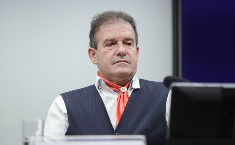 Deputado Pompeo de Mattos fala ao microfone