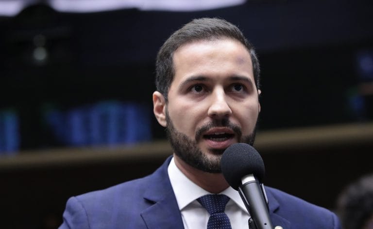 Deputado Paulo Litro fala ao microfone