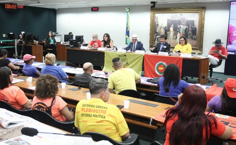 Audiência Pública - Diretrizes para a produção de moradia por autogestão. Dirigente Nacional - Central de Movimentos Populares, Afonso Carlos Vieira Magalhães. Diretora de Produção Social da Moradia - Ministério das Cidades, Alessandra Davila Vieira. Dep. Joseildo Ramos (PT-BA). Gerente de Projetos - Casa Civil, Márcio Luz Vale. Coordenadora Executiva UNMP, Evaniza Rodrigues. Coordenador do Brasil - Secretaria Latinoamericana de Vivienda Popular - SELVIP, Donizete Fernández.