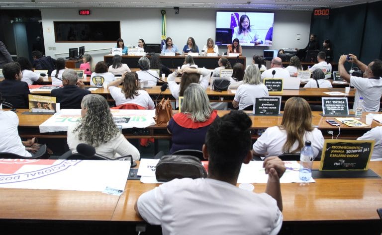 Audiência Pública - Implantação do Piso Nacional da Enfermagem e a nova PEC que estabelece jornada de trabalho de 30 horas semanais para a categoria. Presidenta da Associação Brasileira de Enfermagem - ABEN Nacional, Jacinta de Fátima Sena da Silva. Federação Nacional dos Enfermeiros - FNE, Solange Caetano. Dep. Alice Portugal (PCDOB-BA). Diretora da Confederação Nacional dos Trabalhadores em Seguridade Social - CNTSS Fórum, líbia Bellusci. Conselheira Federal de Enfermagem, Ana Paula Farias. Consultora, Zilmara Alencar.