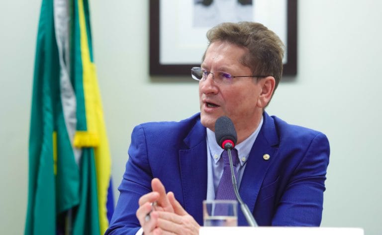 Deputado Jilmar Tatto fala ao microfone