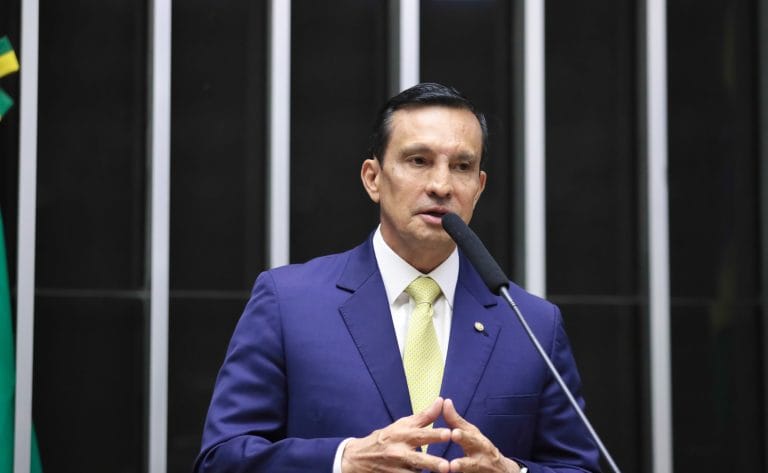 Deputado Sidney Leite fala ao microfone