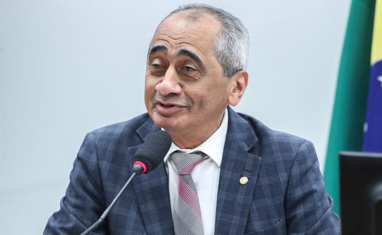 Deputado Raimundo Santos fala ao microfone