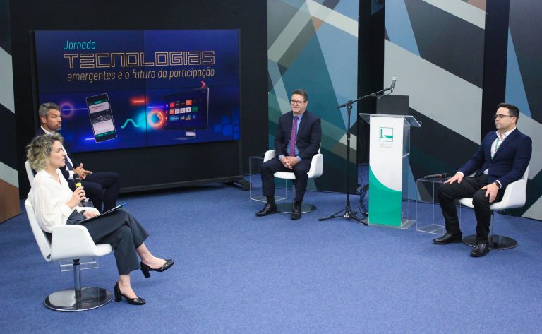 Tecnologias emergentes e o futuro da participação. Assessora das Secretarias de Comunicação Social e de Participação e Mídias Digitais da Câmara dos Deputados, Daniela Guerson André. Diretor Executivo de Comunicação e Mídias Digitais da Câmara dos Deputados, Cleber Queiroz Machado. Diretor de Inovação e Tecnologia da Informação da Câmara dos Deputados, Sebastião Neiva. Coordenador do LABHACKER, Walternor Brandão.