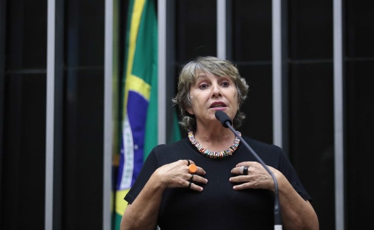 Deputada Erika Kokay a fala ao microfone