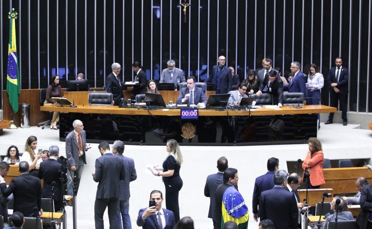 Deputados reunidos no plenário
