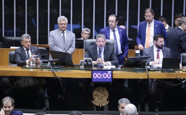 Discussão e votação de propostas. Presidente da Câmara dos Deputados, Arthur Lira.