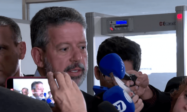 arthur lira concede entrevista coletiva