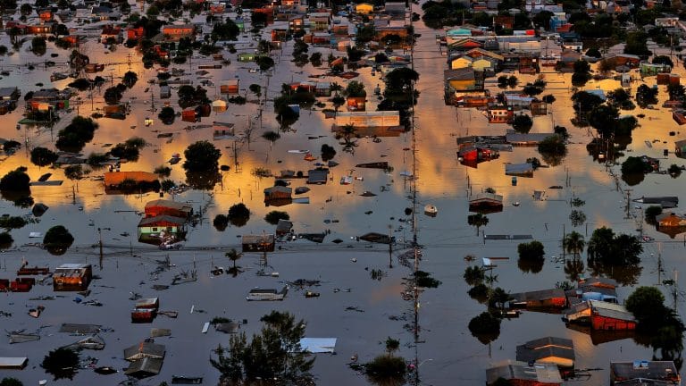 Vista aérea de uma cidade inundada pelas chuvas