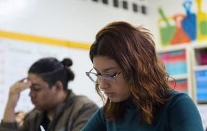 Alunos concentrados fazendo o Provão Paulista