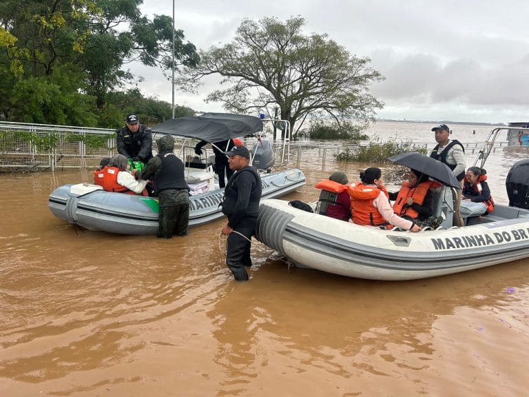 Operação Abrigo pelo Mar, resgate de pessoal levando para abrigos em Porto Alegre