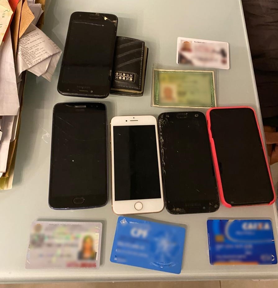 Material apreendido com os suspeitos do 'golpe do chocolate'