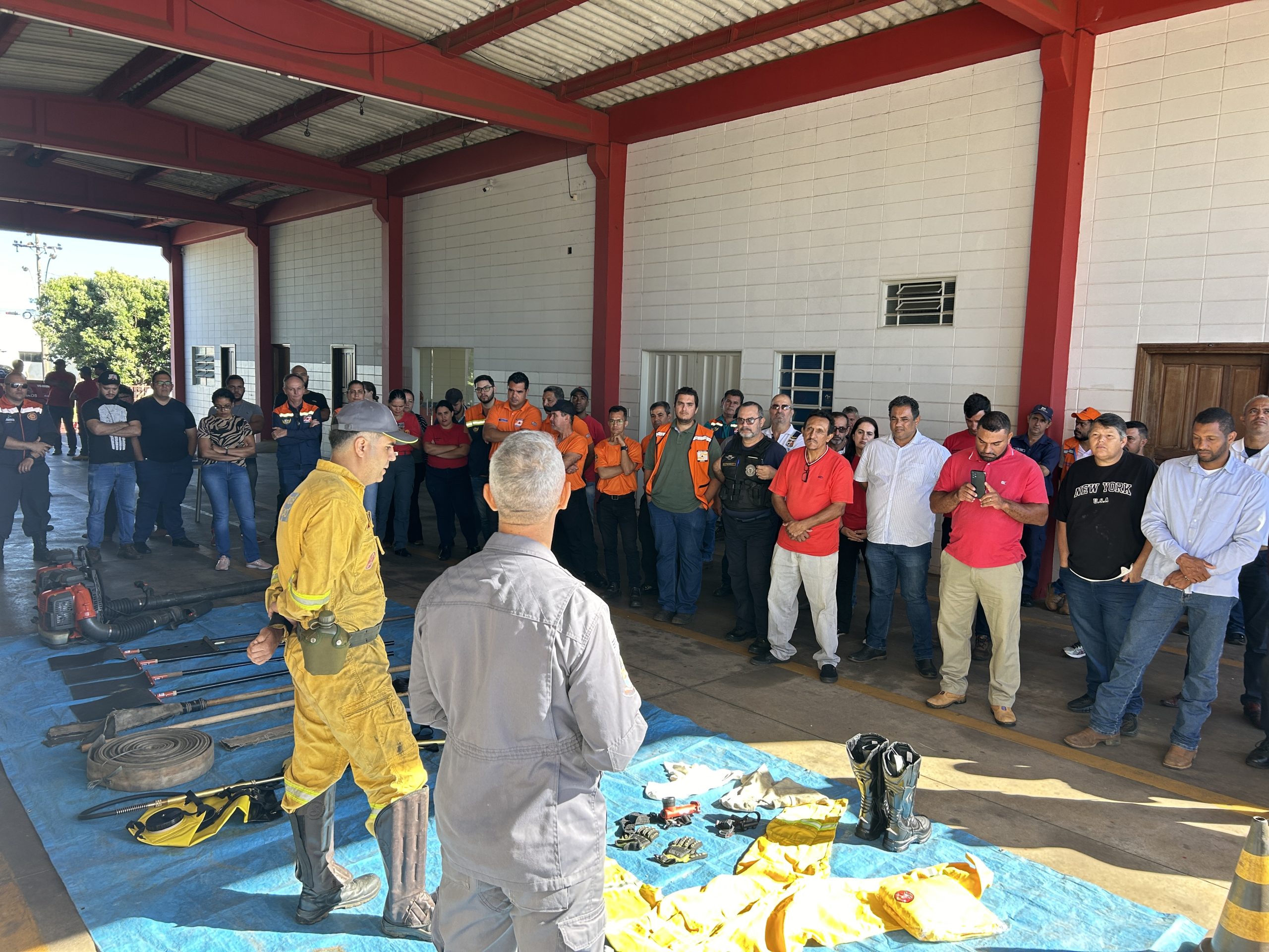 Agentes e produtores rurais recebem orientações da Defesa Civil sobre o combate a incêndios florestais