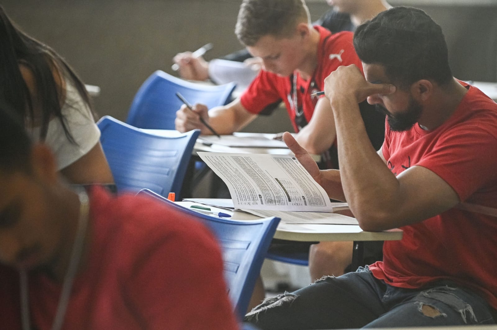 Alunos fazendo o Vestibular das Fatecs