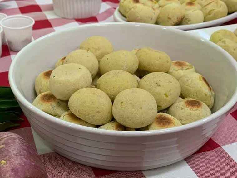 Pão de queijo com Ora-pró-nóbis feito na Etec José Martimiano da Silva