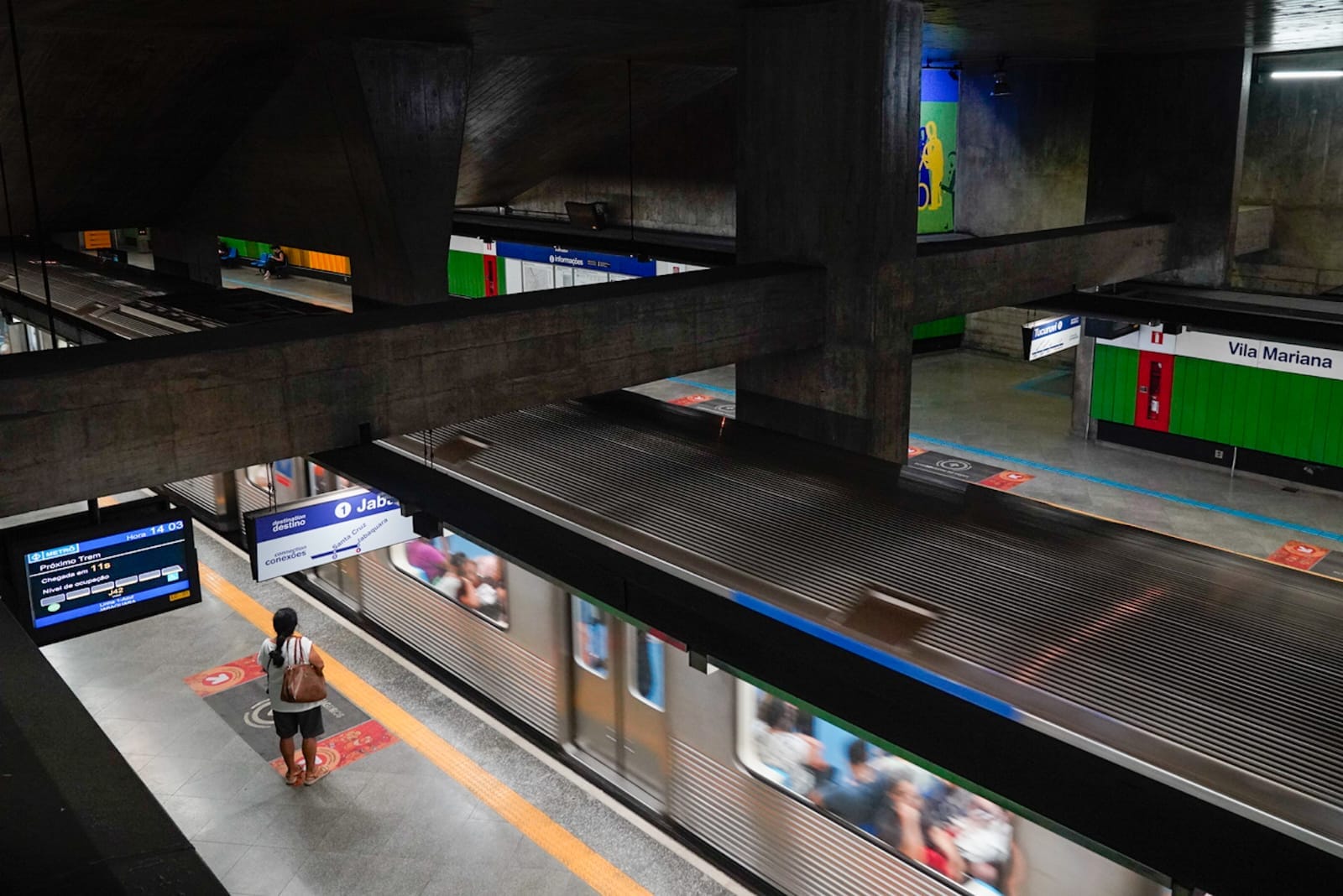 Estação de Metro com estabelecimentos variados para comprar um mimo no Dia dos Namorados