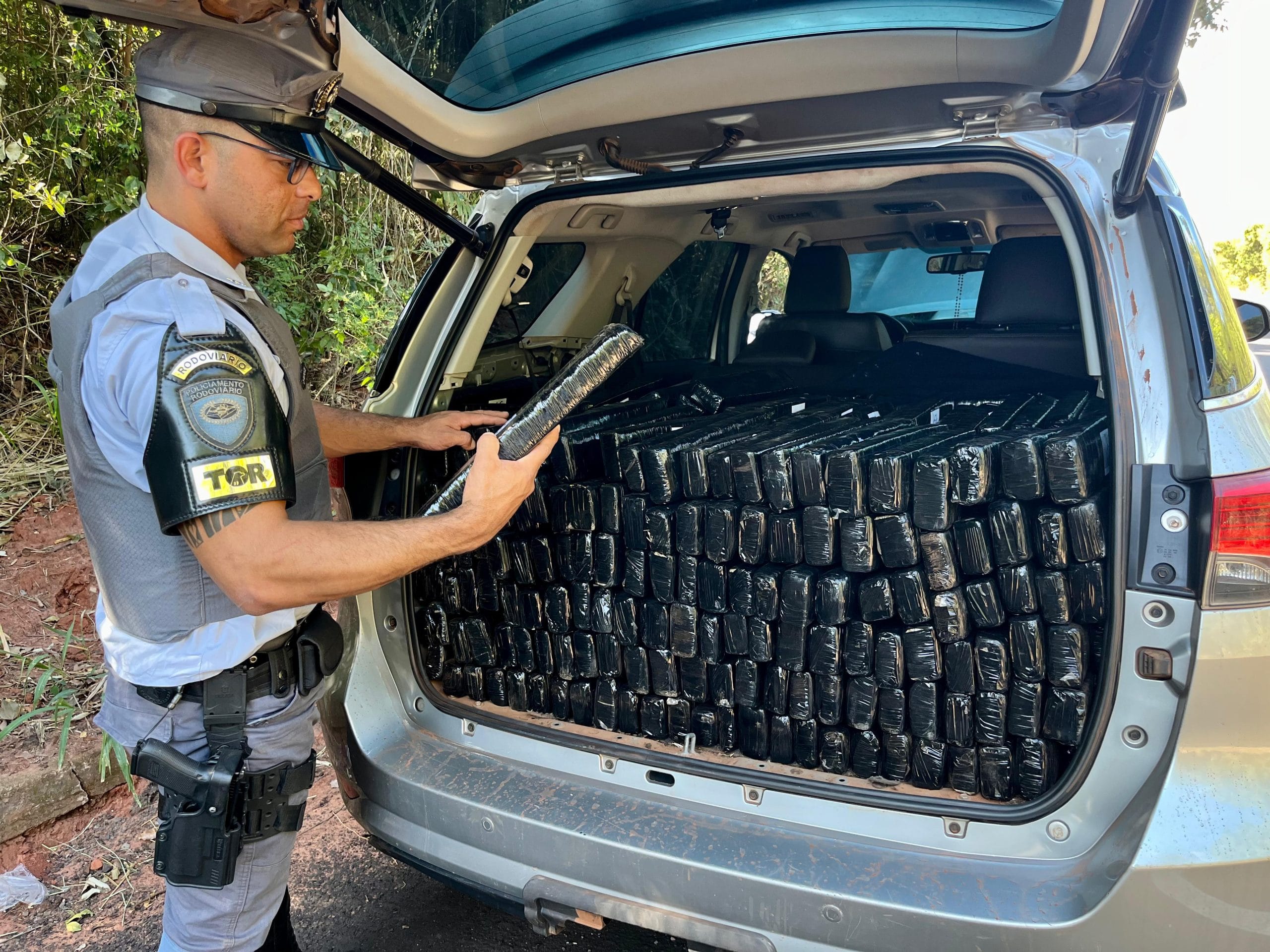 Carro com 500 kg de maconha