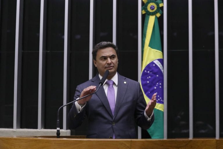 Deputado Mauricio Neves fala ao microfone