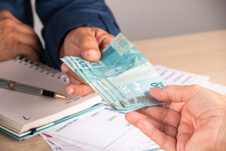  Empresário dando dinheiro ao seu parceiro ao fazer contrato. conceito de negócios e finanças