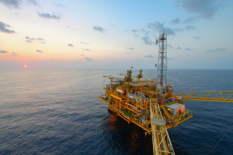 Plataforma de petróleo e gás no pôr do sol ou nascer do sol tempo