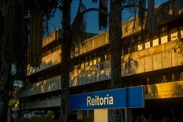 Foto do prédio de uma universidade