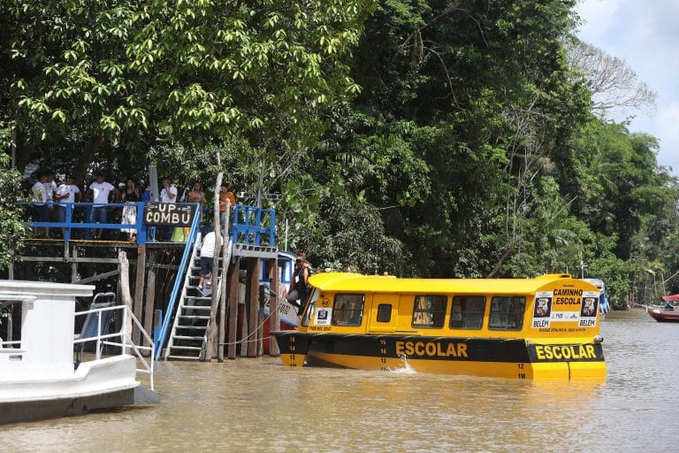 Barco espera alunos para levá-los para a escola na Amazônia