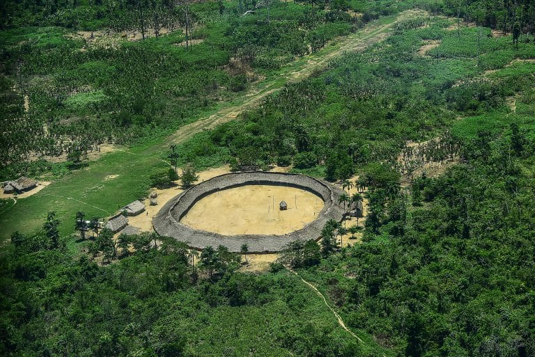 Vista aérea de uma aldeia indígena