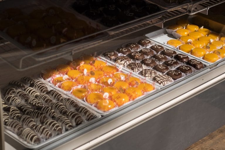 Bancada com doces variados