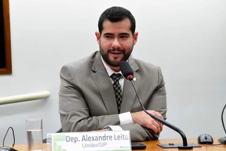 Deputado Alexandre Leite em reunião de comissão