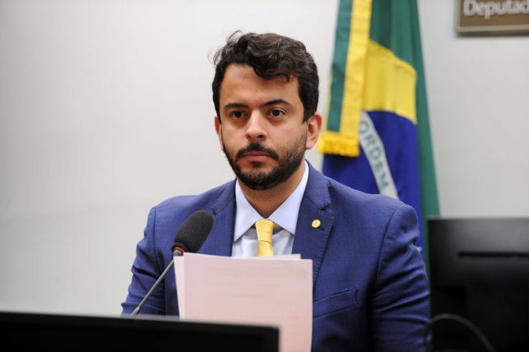 deputado pinheirinho em reunião de comissão
