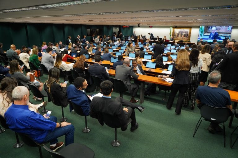 Discussão e votação de propostas legislativas.