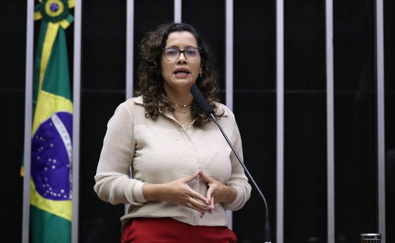 Deputada Denise Pessôa fala ao microfone