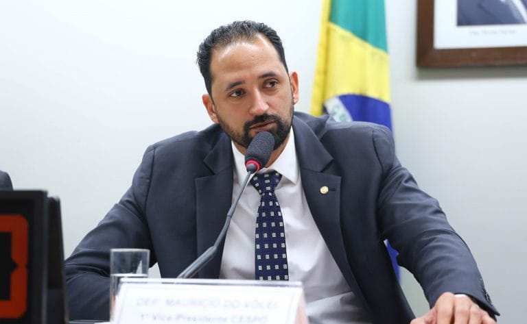 Deputado Mauricio do Vôlei fala ao microfone