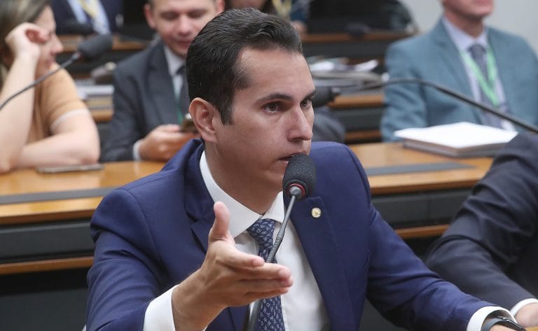 deputado Domingos neto em reunião de comissão