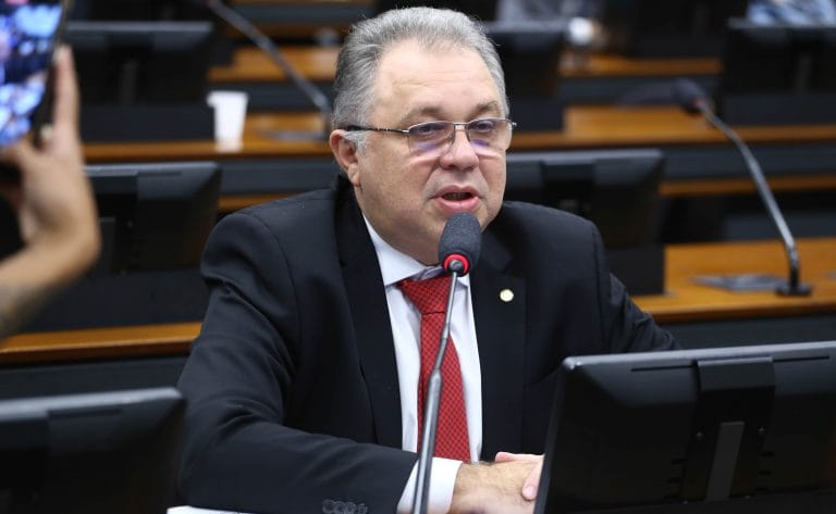 Deputado Florentino Neto fala ao microfone