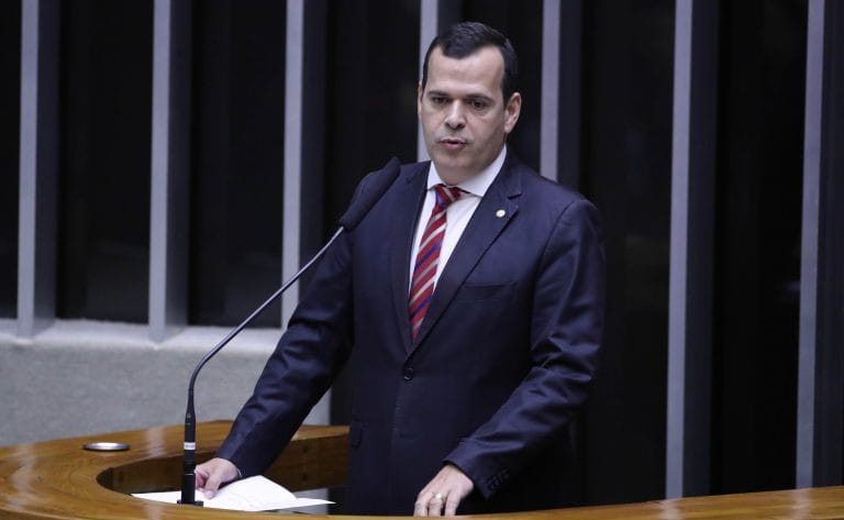 Deputado Gutemberg Reis fala ao microfone