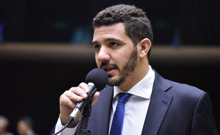 Deputado Neto Carletto fala ao microfone