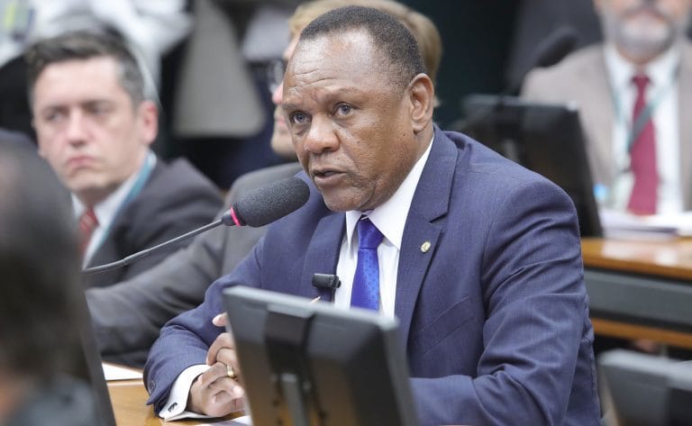 Deputado Ossesio Silva fala ao microfone