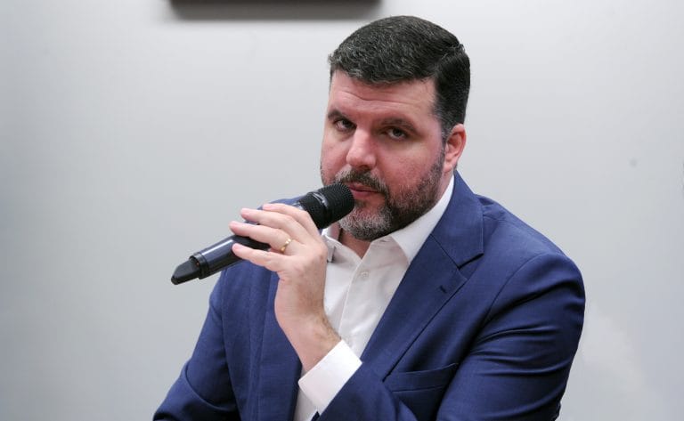 Deputado Pedro Lupion fala ao microfone