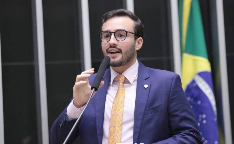 Deputado Lula da Fonte fala ao microfone