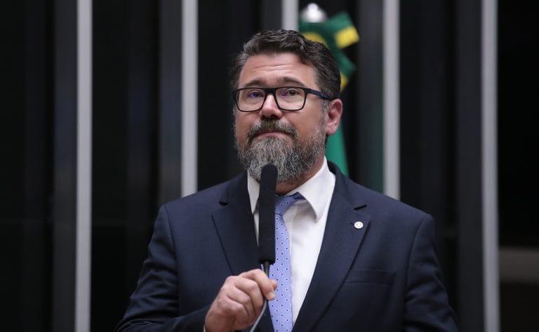 Deputado Marcos Pollon fala ao microfone