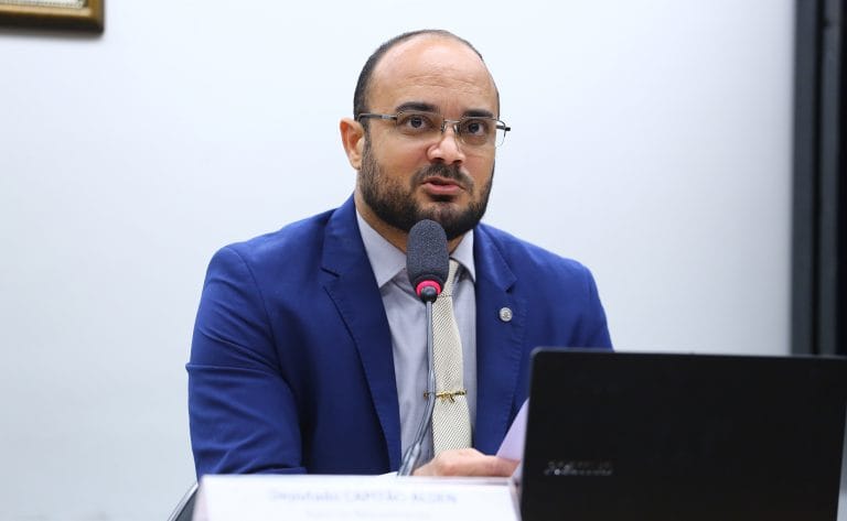 Deputado Capitão Alden fala ao microfone