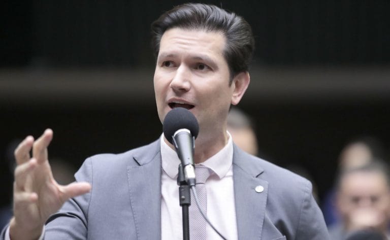 Gilson Marques discursa no Plenpário