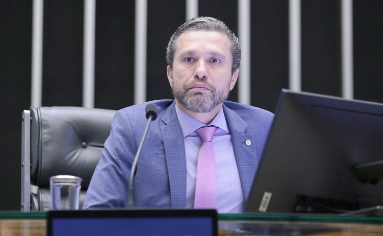 Deputado Fausto Pinato fala ao microfone