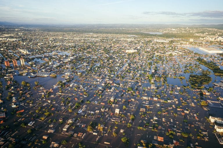Vista aérea de uma cidade inundada pelas chuvas